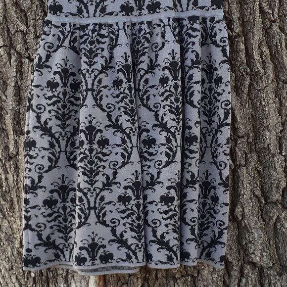 Romeo & Juliet Couture Fleur de Lis Sweater Dress - Picture 3 of 9